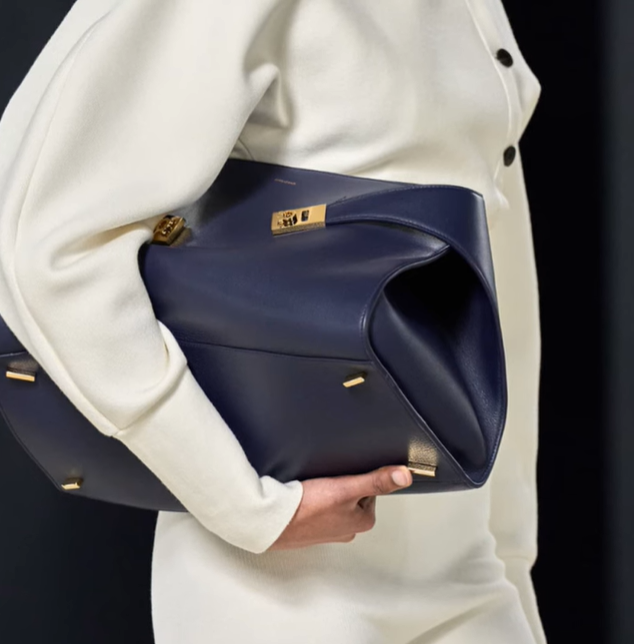 the 10 best handbag trend for 2024(Oversized Tote Bags)