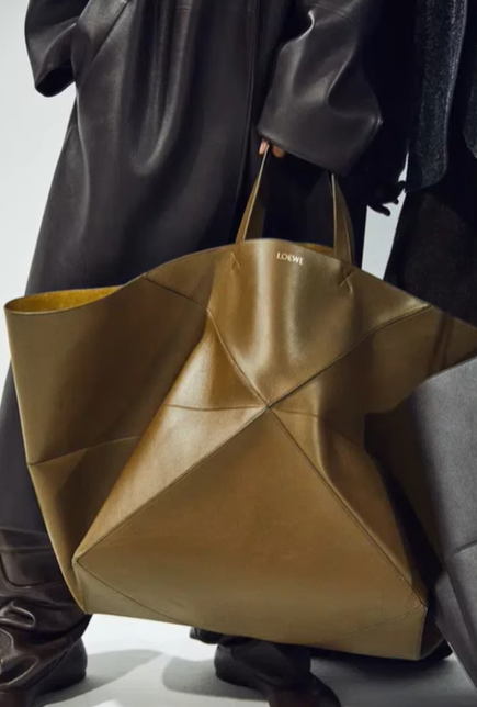 the 10 best handbag trend for 2024(Oversized Tote Bags)