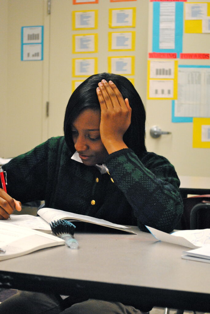 일하는 대학원생 시간 관리: 대학 도서관에서 공부하는 학생